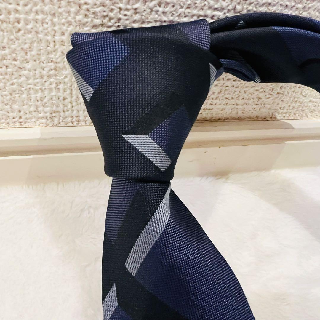 【未使用に近い】BURBERRYバーバリー ネクタイ ネイビー シルク100%