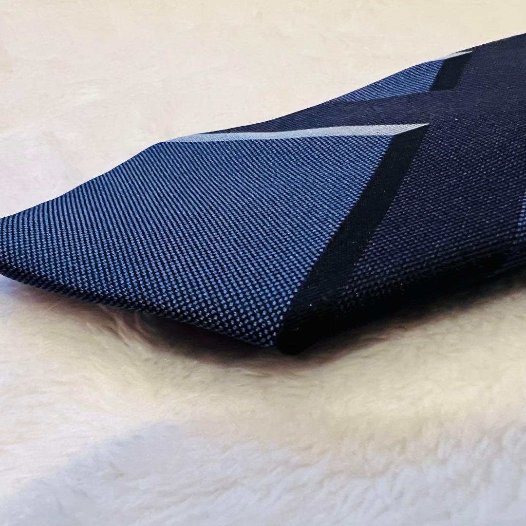 【未使用に近い】BURBERRYバーバリー ネクタイ ネイビー シルク100%