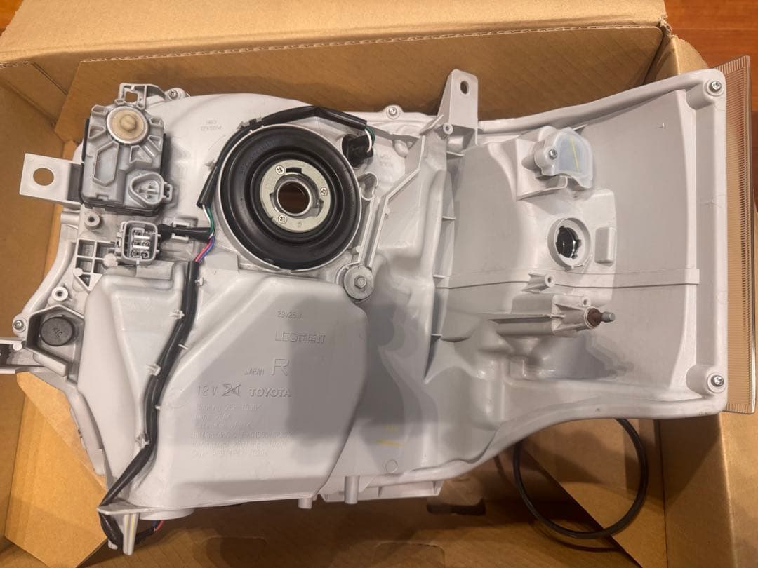 r*4様 ハイエース200系LED左右ヘッドランプ