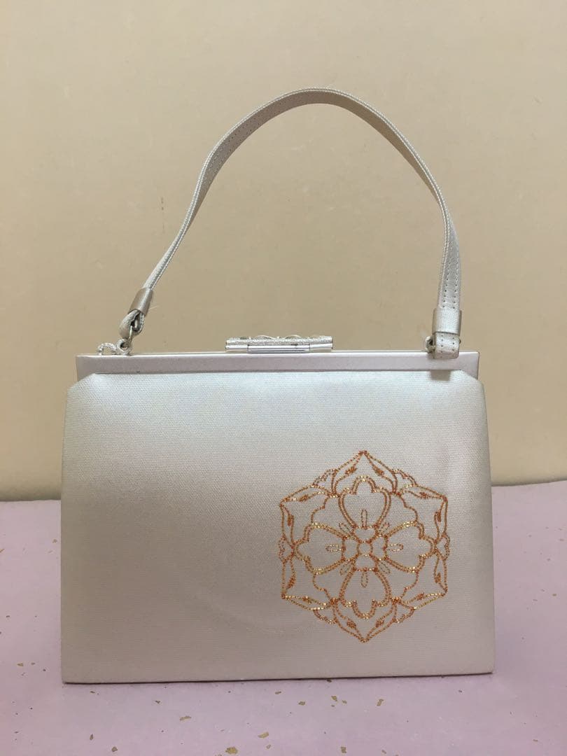 亀甲文様　華の刺繍　和装用バッグ　※両面ミラー付き