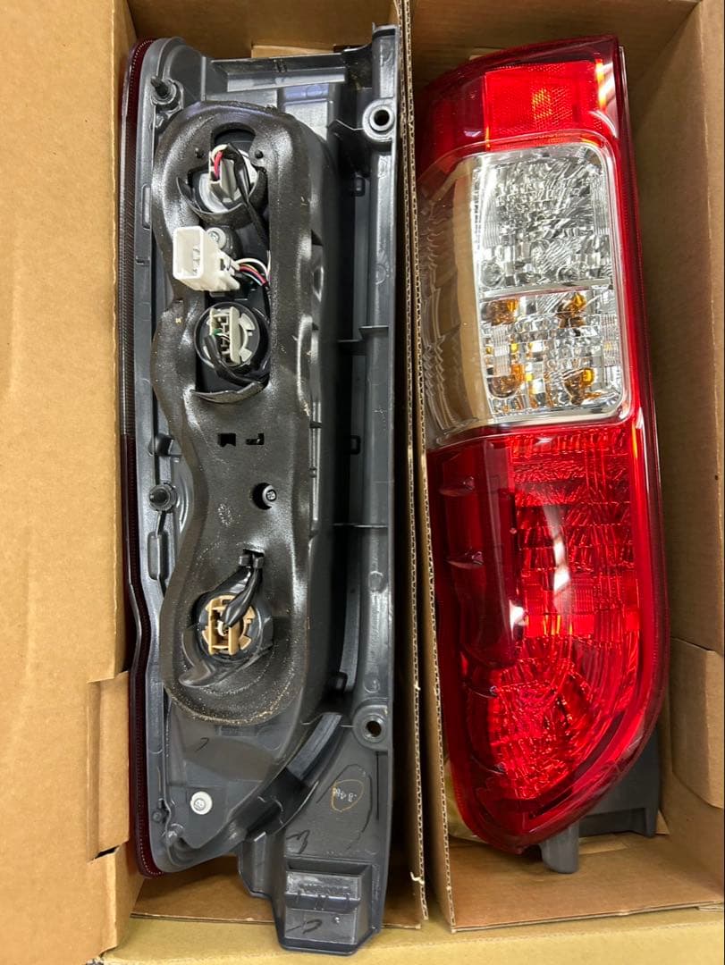 トヨタ　ハイエース　新車外し　テールランプ　6型