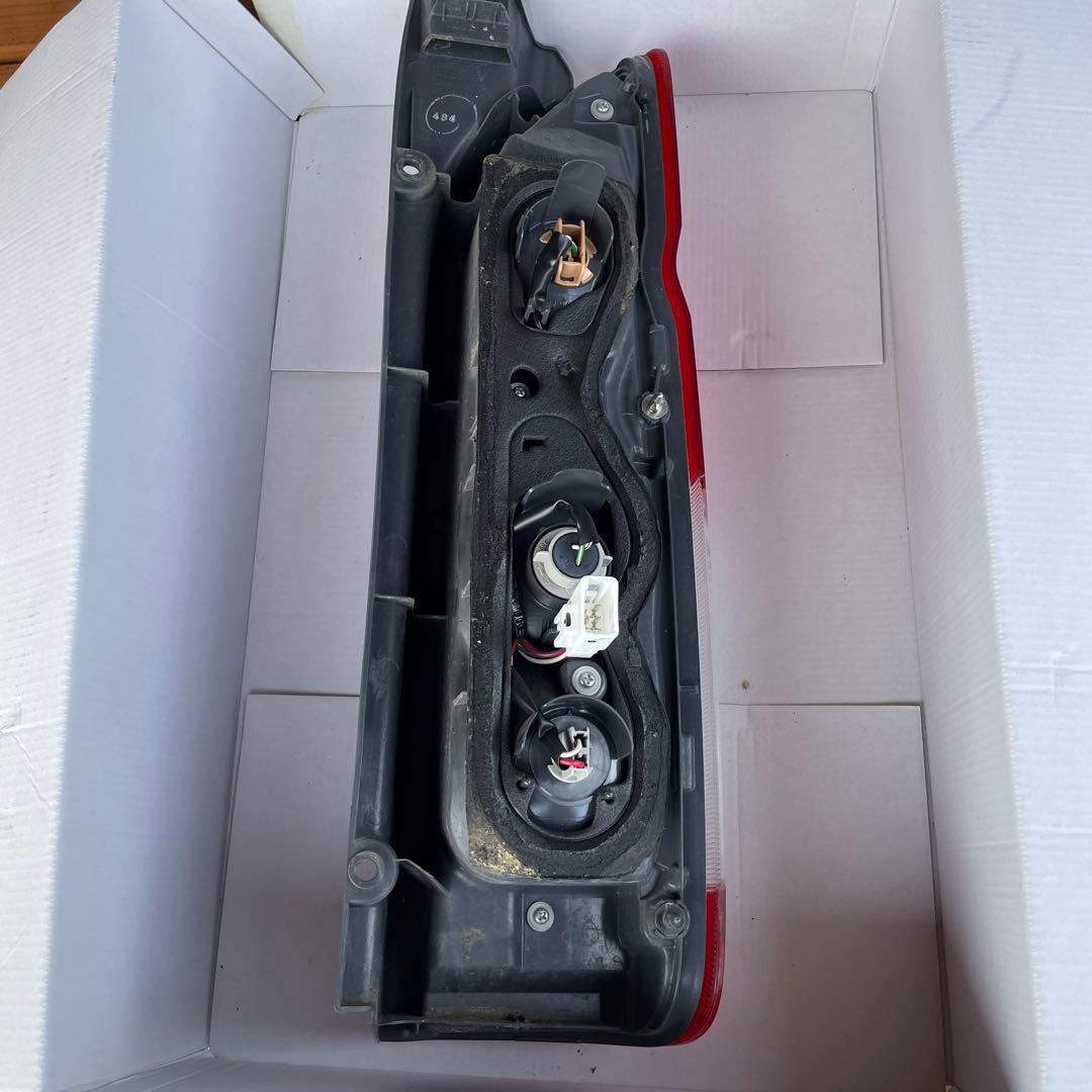 ハイエース　純正テールランプ