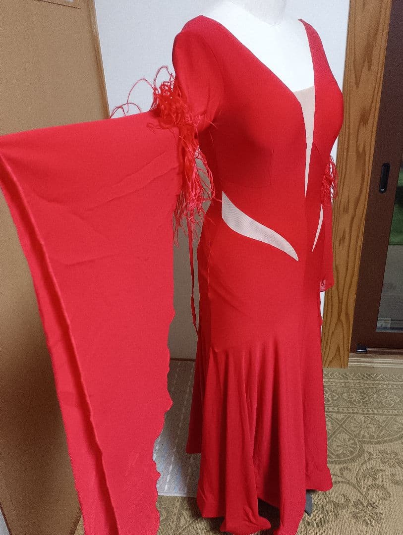 赤い社交ダンスドレス 袖に羽毛付き新品未使用タグ付き　M