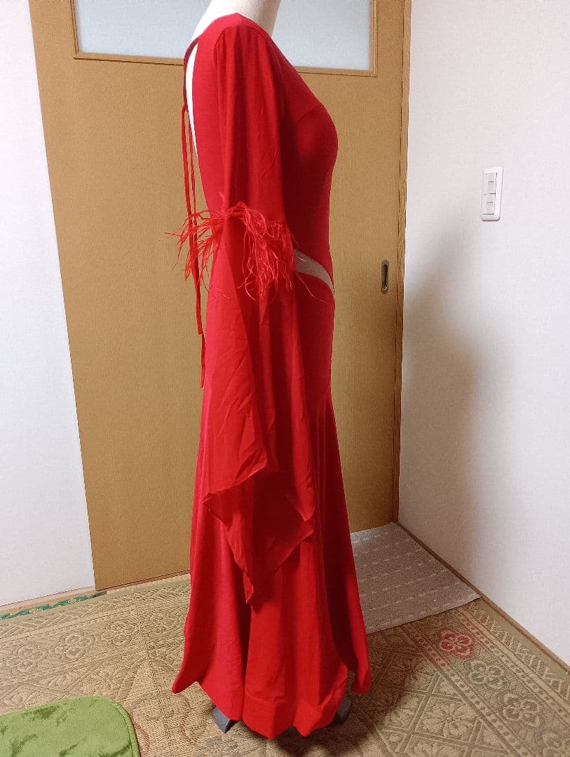 赤い社交ダンスドレス 袖に羽毛付き新品未使用タグ付き　M