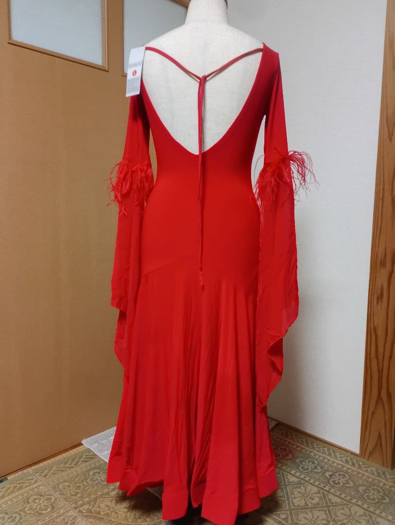 赤い社交ダンスドレス 袖に羽毛付き新品未使用タグ付き　M