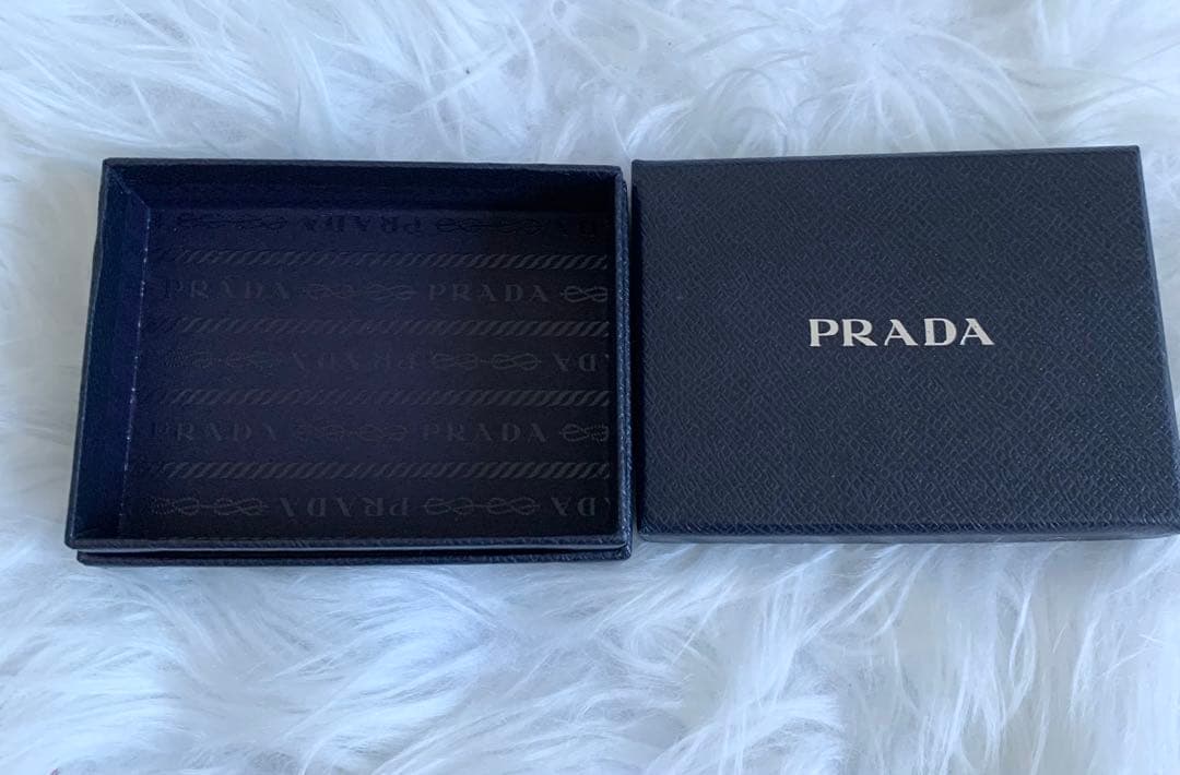 PRADA グリーン レザー キーケース　箱　カード付き