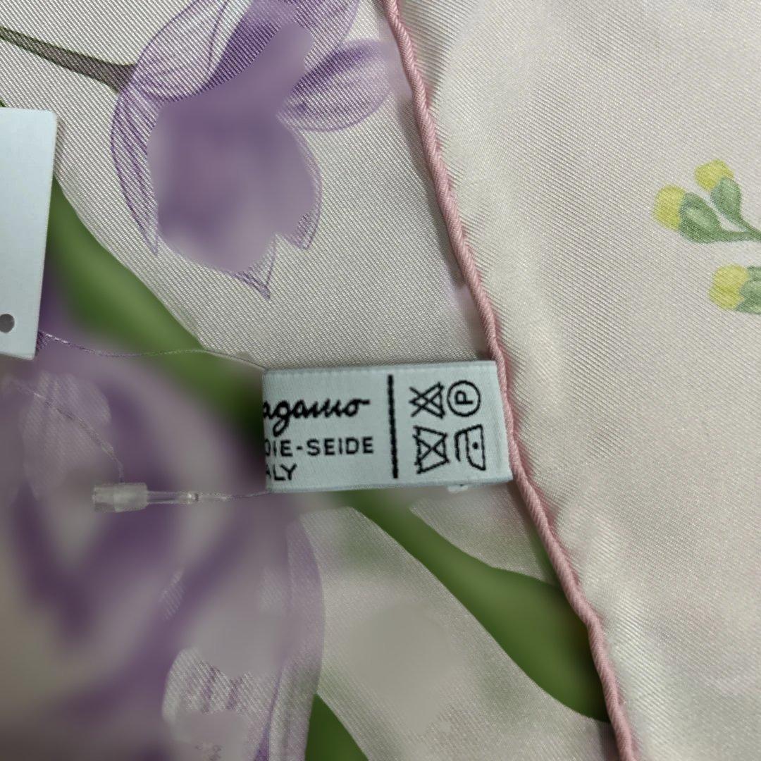 Salvatore Ferragamo 花柄シルクスカーフ