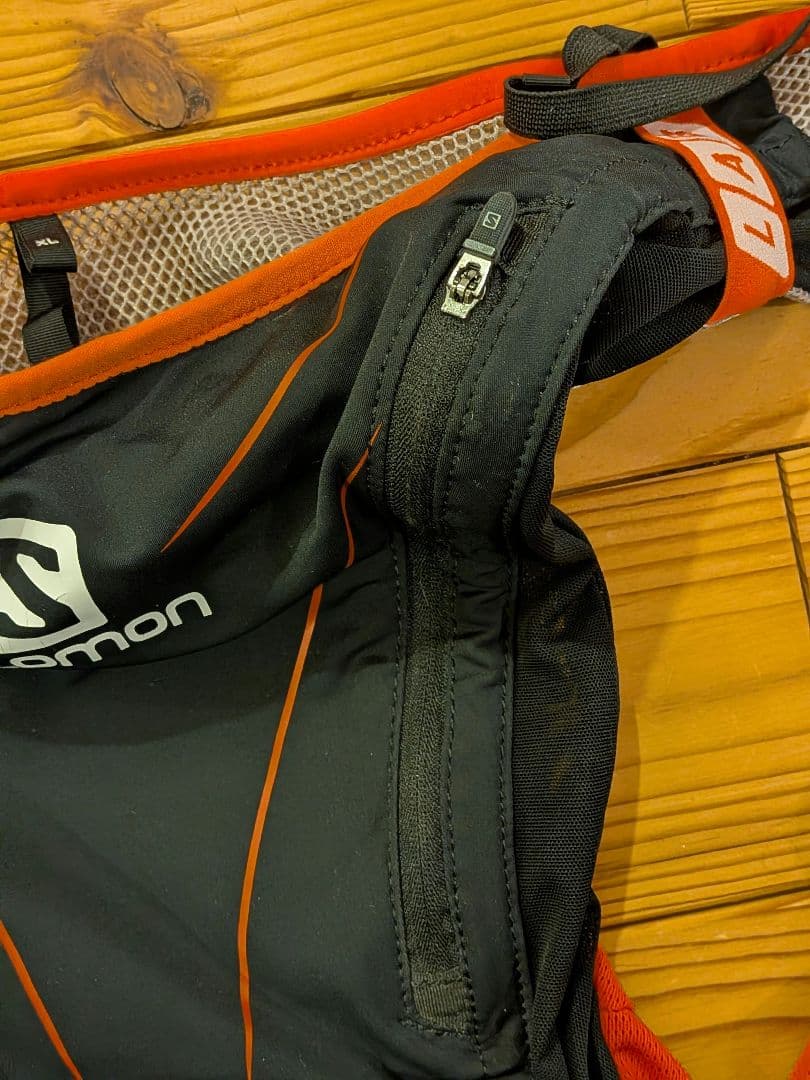 SALOMON サイズXLトレイルランニングベスト 黒・オレンジ