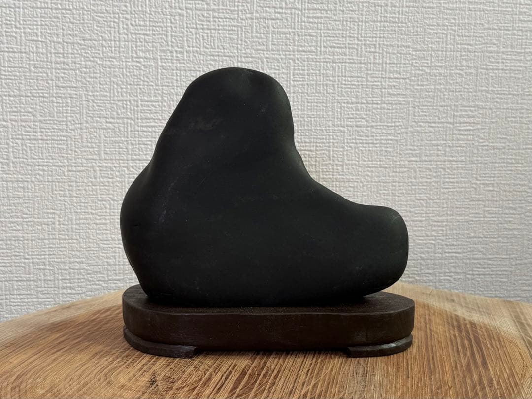 四万十川石 高知県産 鑑賞石 観賞石 真黒石 黒石 水石 盆石 天然石 台座付き