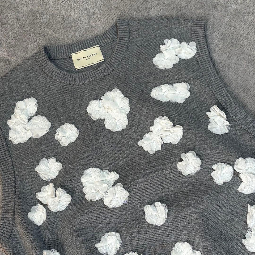 美品　ユナイテッドアローズ　フラワーモチーフ　ベスト　グレー　M