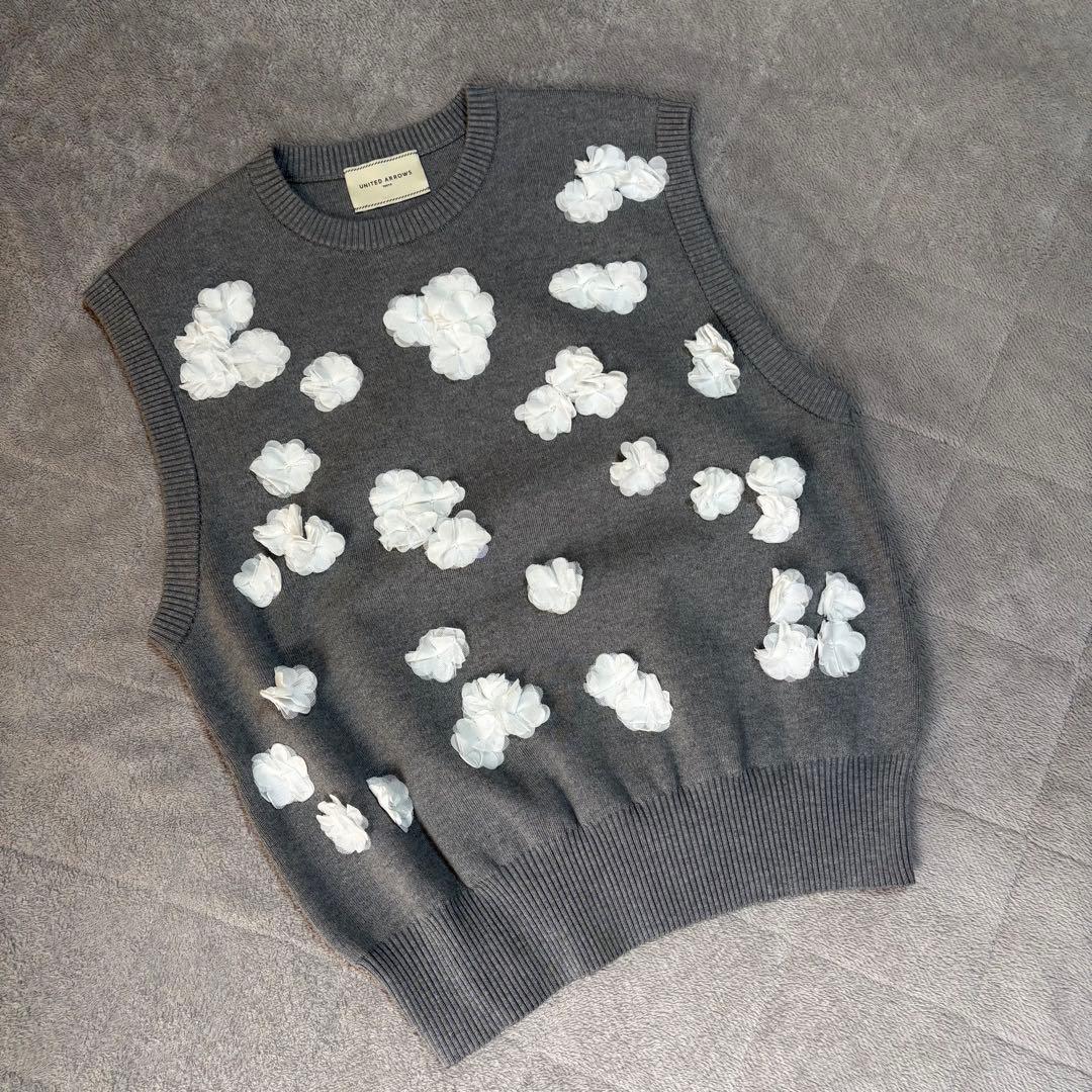 美品　ユナイテッドアローズ　フラワーモチーフ　ベスト　グレー　M