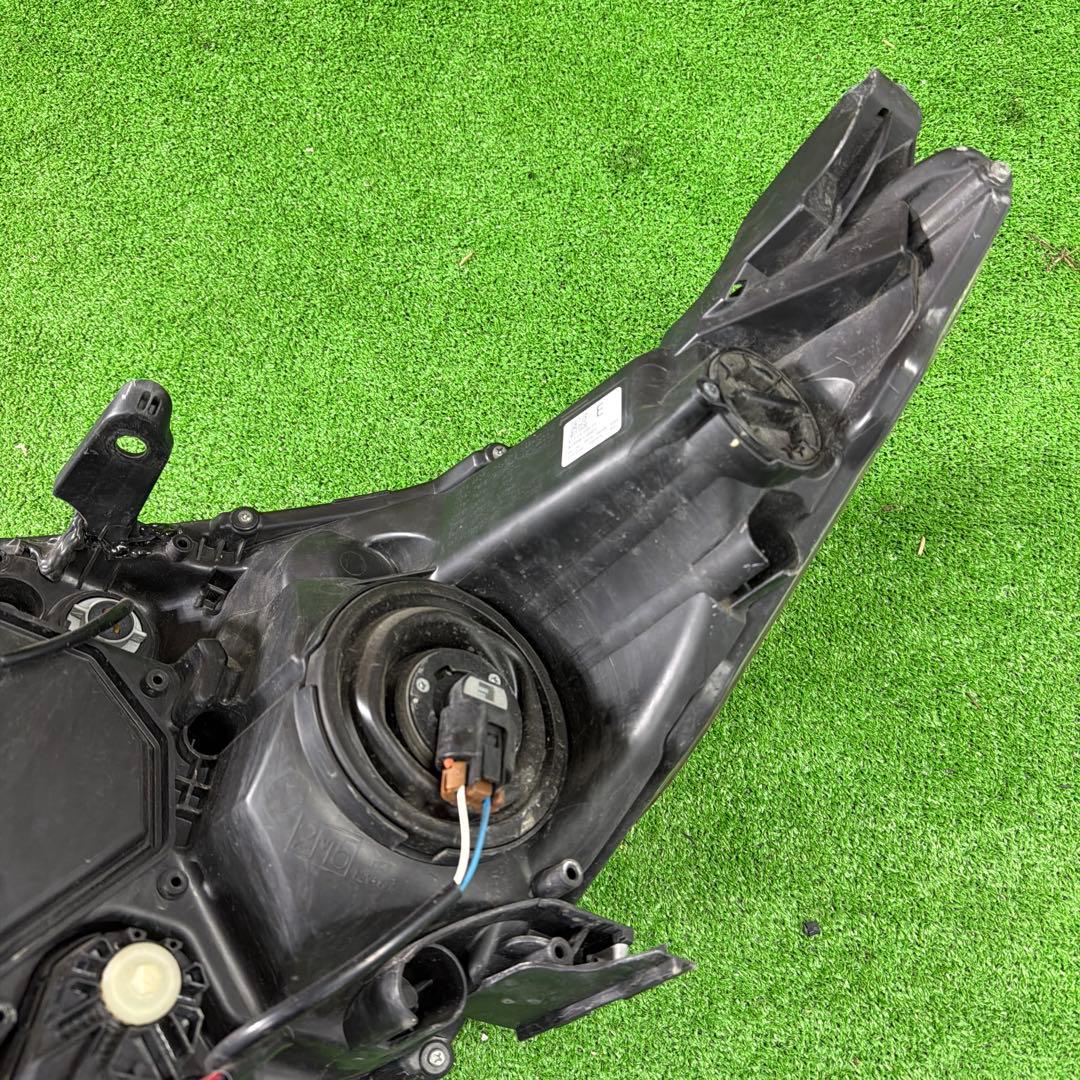 ノア ZRR80G 右側ヘッドライトICHIKOH 28-227 (415)