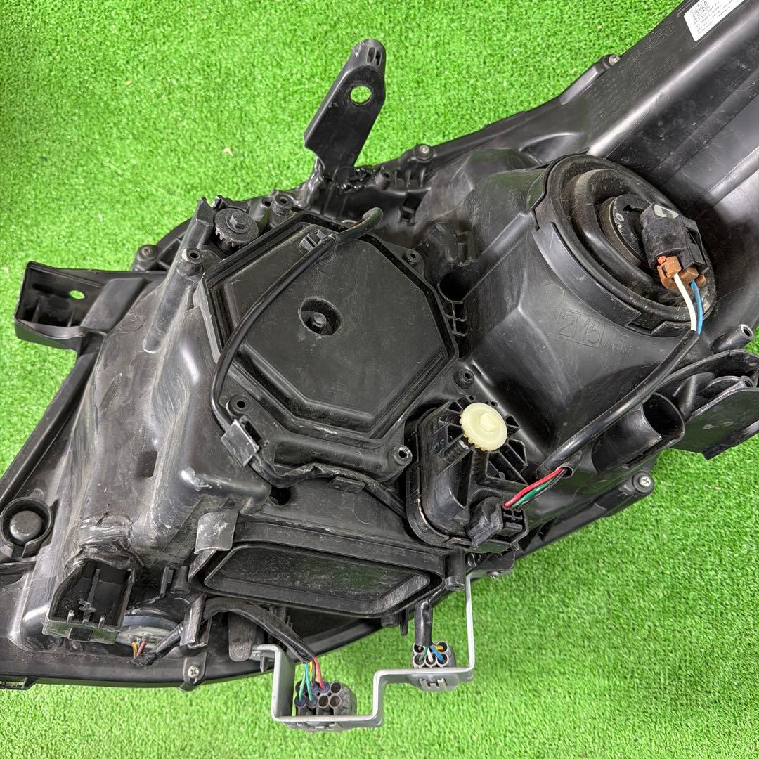 ノア ZRR80G 右側ヘッドライトICHIKOH 28-227 (415)