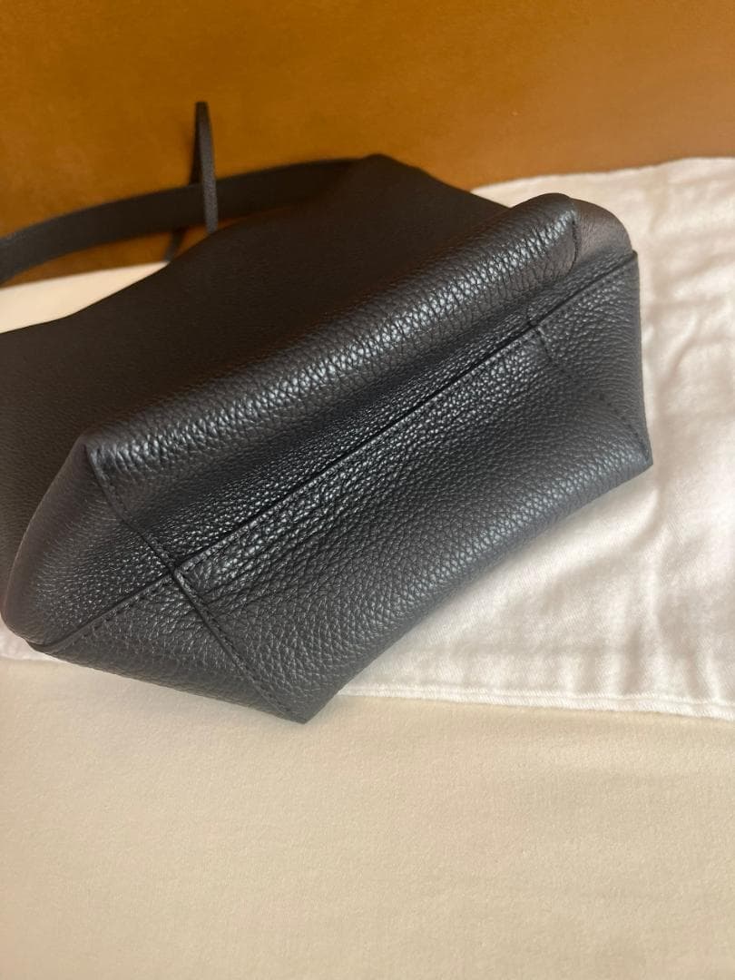 女性情報誌 THE ROW Small N/S Park Tote BLACK