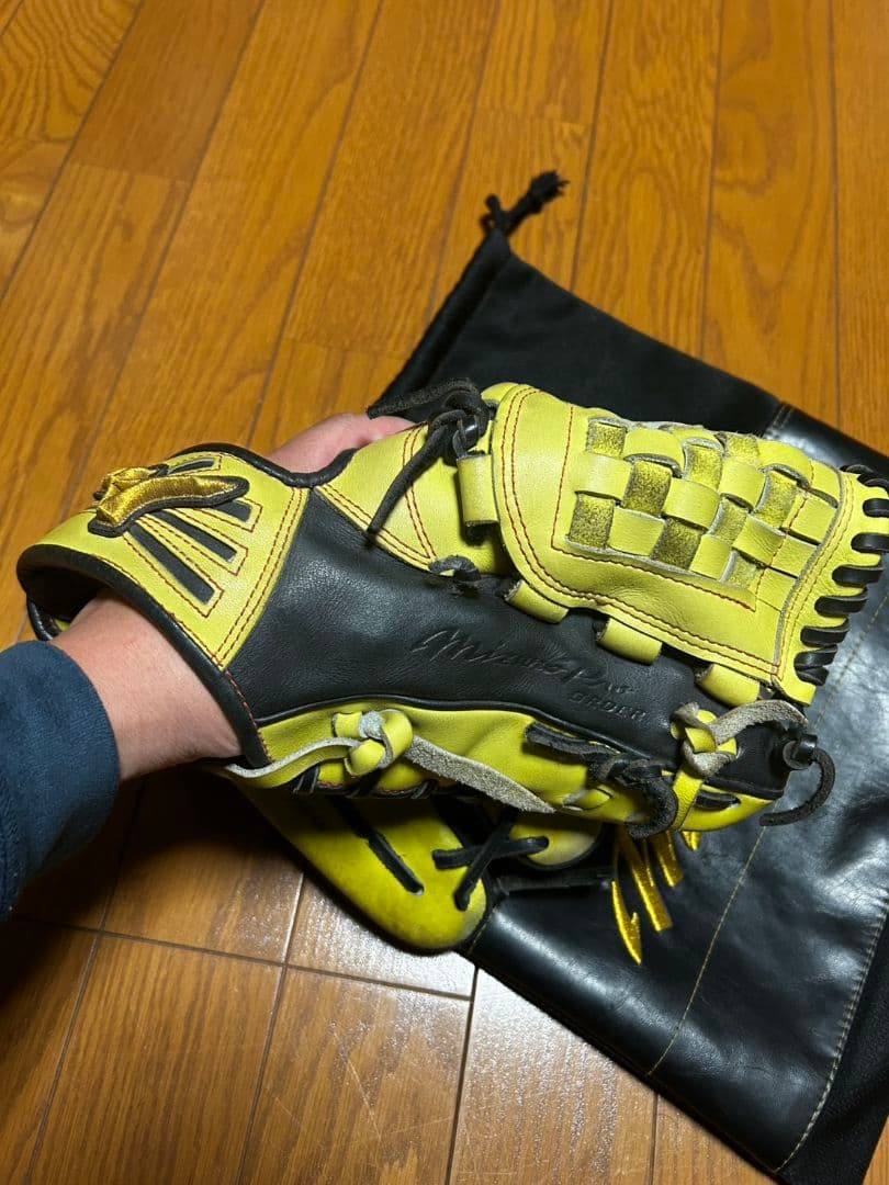 【ちゃむ】ミズノプロ 軟式オーダーグローブ イエロー/ブラック 収納袋付き