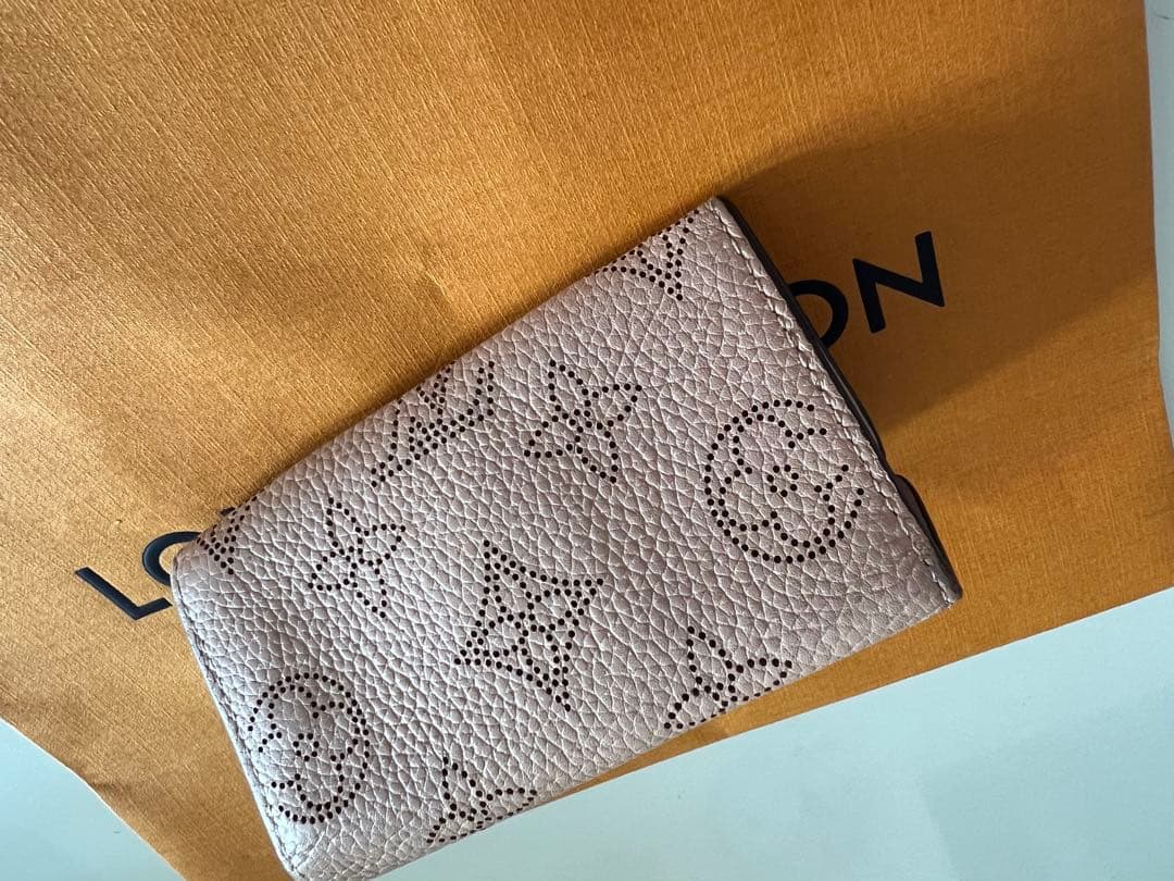LOUIS VUITTON ピンク マヒナ キーケース