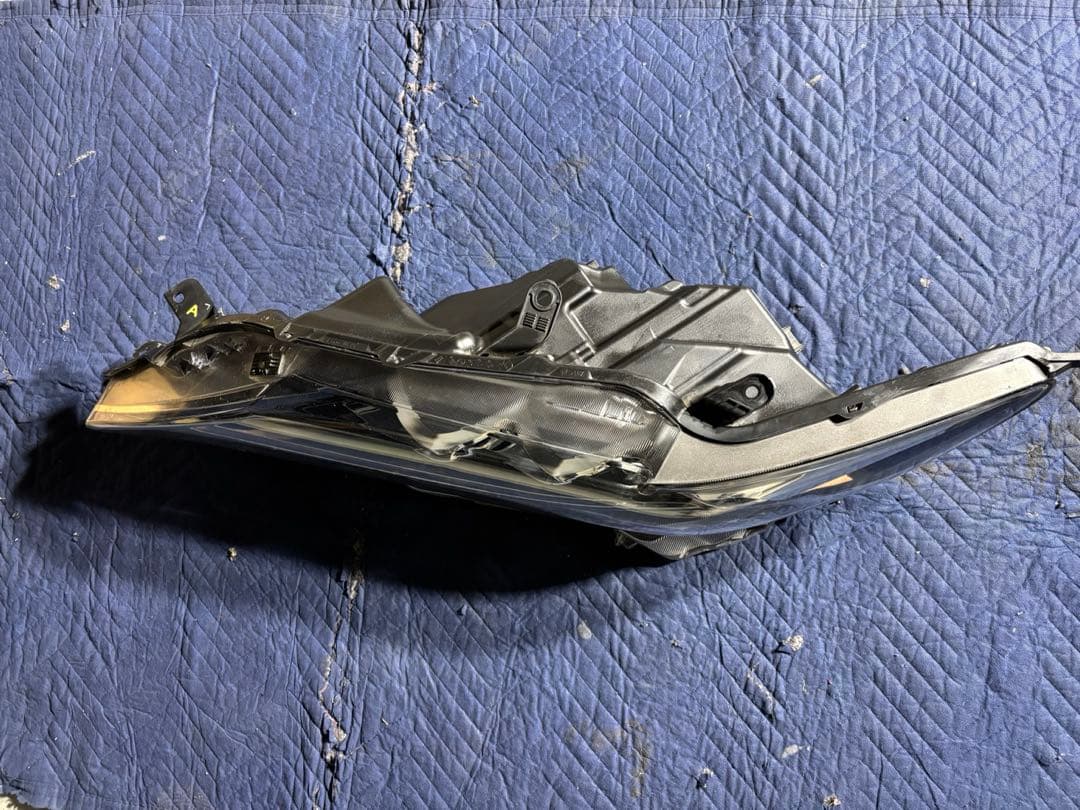 60 ハリアー　純正ヘッドライト　左側