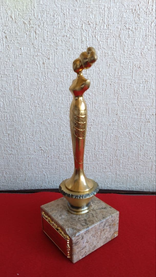 人見友紀　伝説の逃亡画家　トロフィー