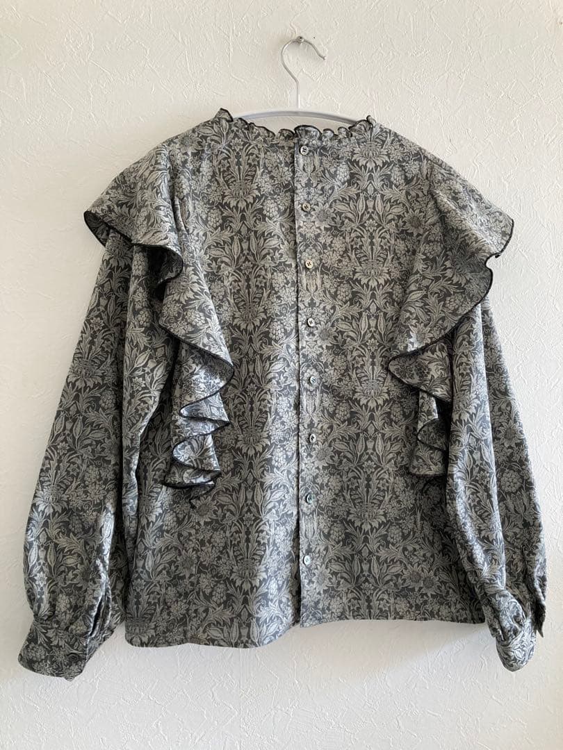 ティヤマイパリス　ウィリアムモリス　ジャガード織　ラッフルフリルブラウス