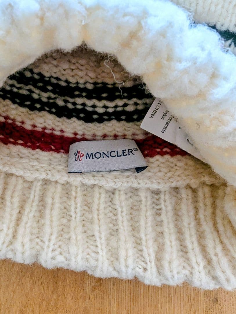 モンクレール　MONCLER ポンポン付き　ニット帽