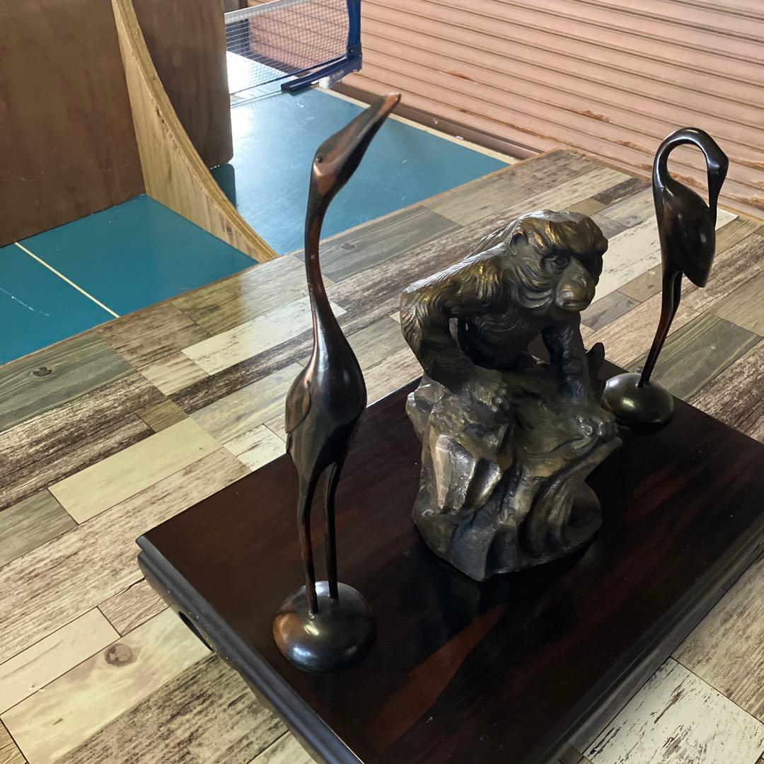 金属製猿のアンティーク、鶴（つがい）の置物まとめ売り　台座付き