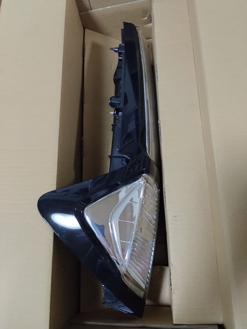 ルーミー　テールレンズ　左