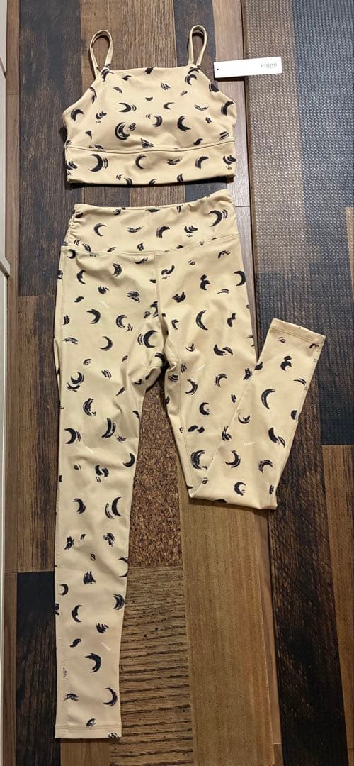 新品同　emmi yogaエミヨガ　レギンス　ベージュ×ムーン柄　ペイントタッチ