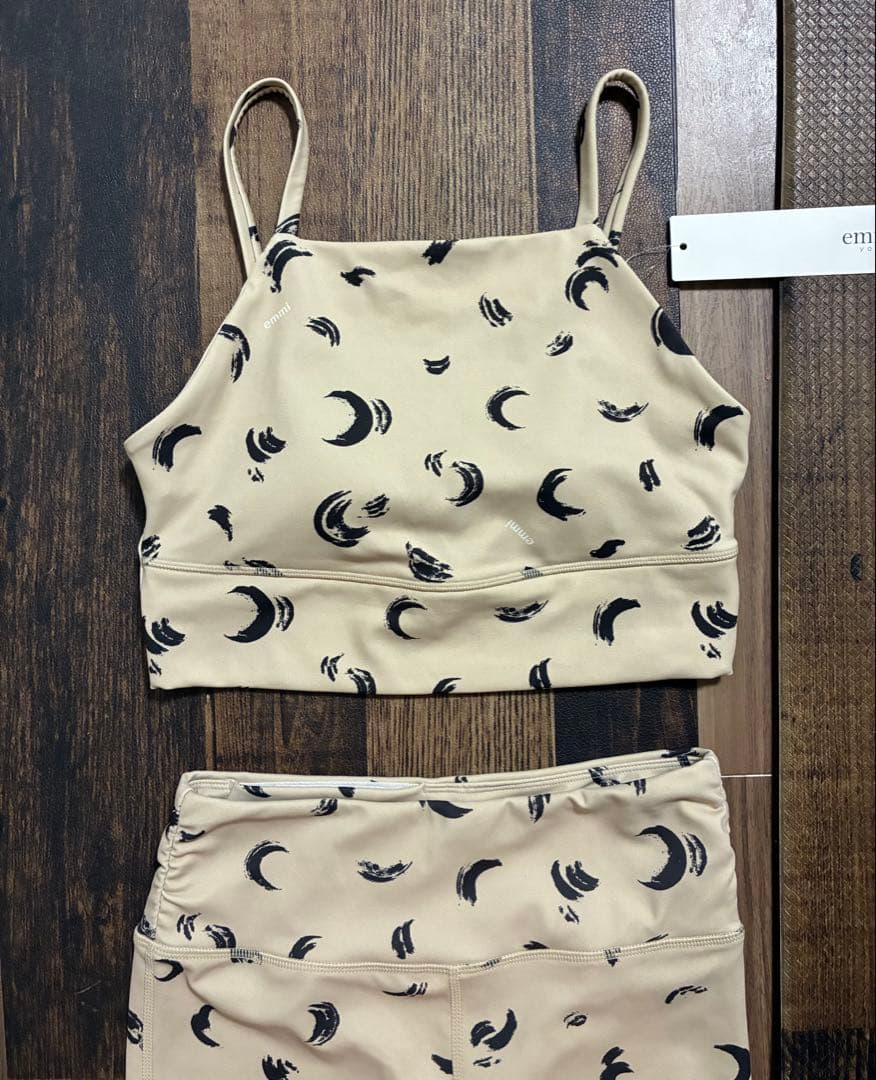 新品同　emmi yogaエミヨガ　レギンス　ベージュ×ムーン柄　ペイントタッチ