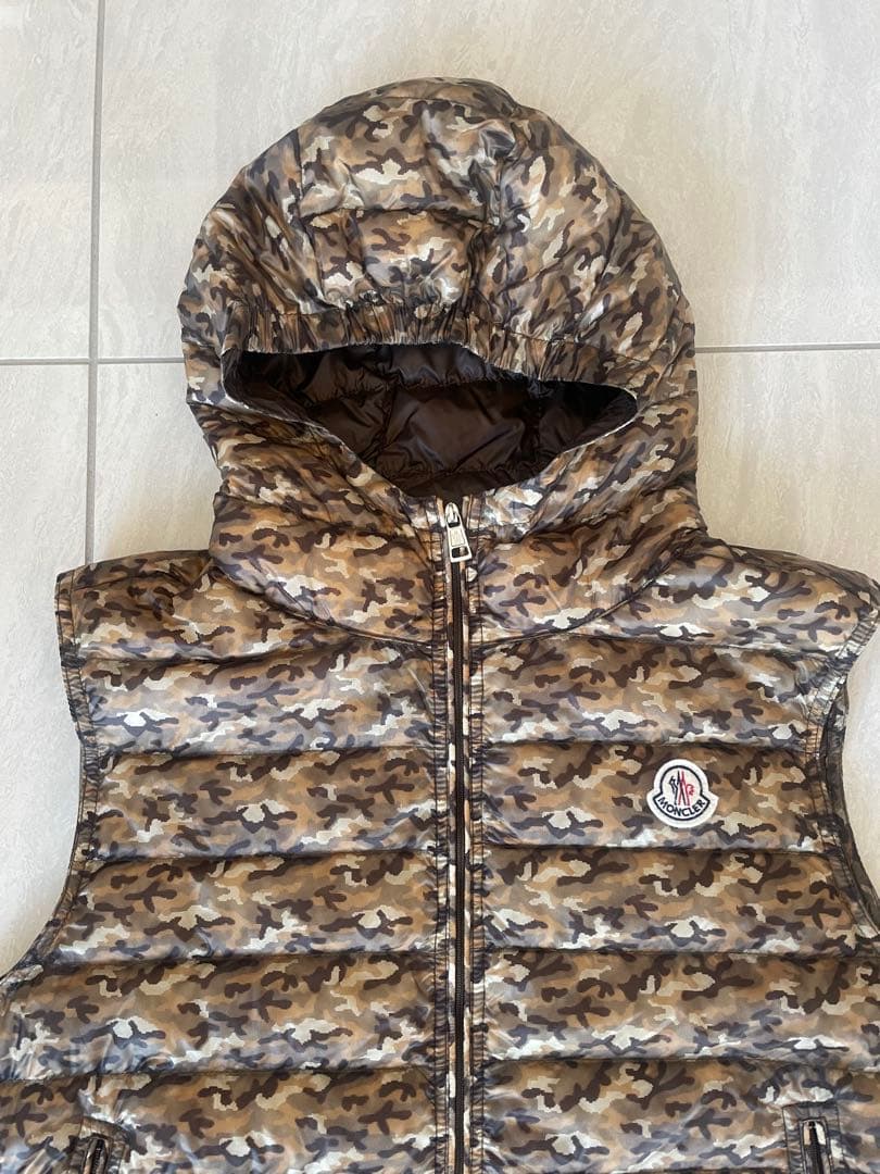 てるてる様お取り置き　モンクレール　美品　迷彩フード付きダウンベスト　サイズ2