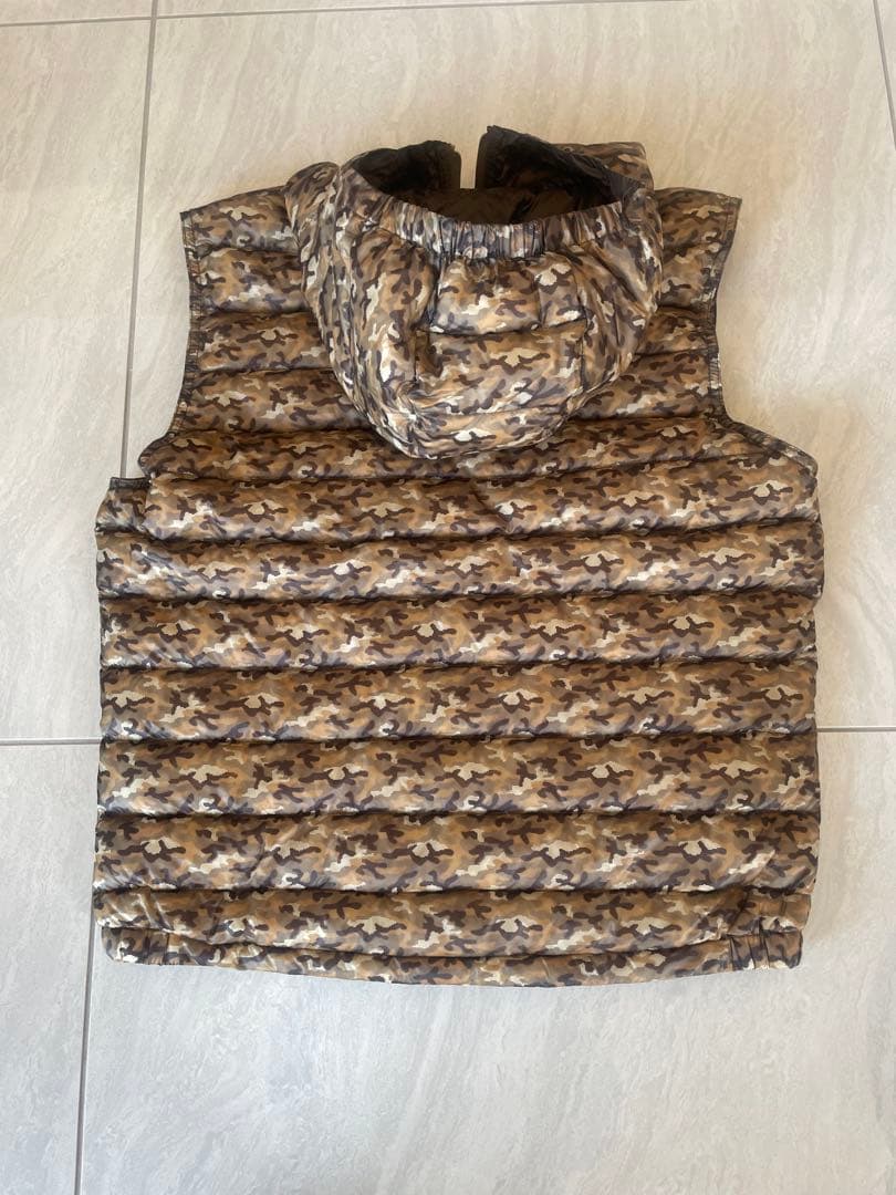 てるてる様お取り置き　モンクレール　美品　迷彩フード付きダウンベスト　サイズ2