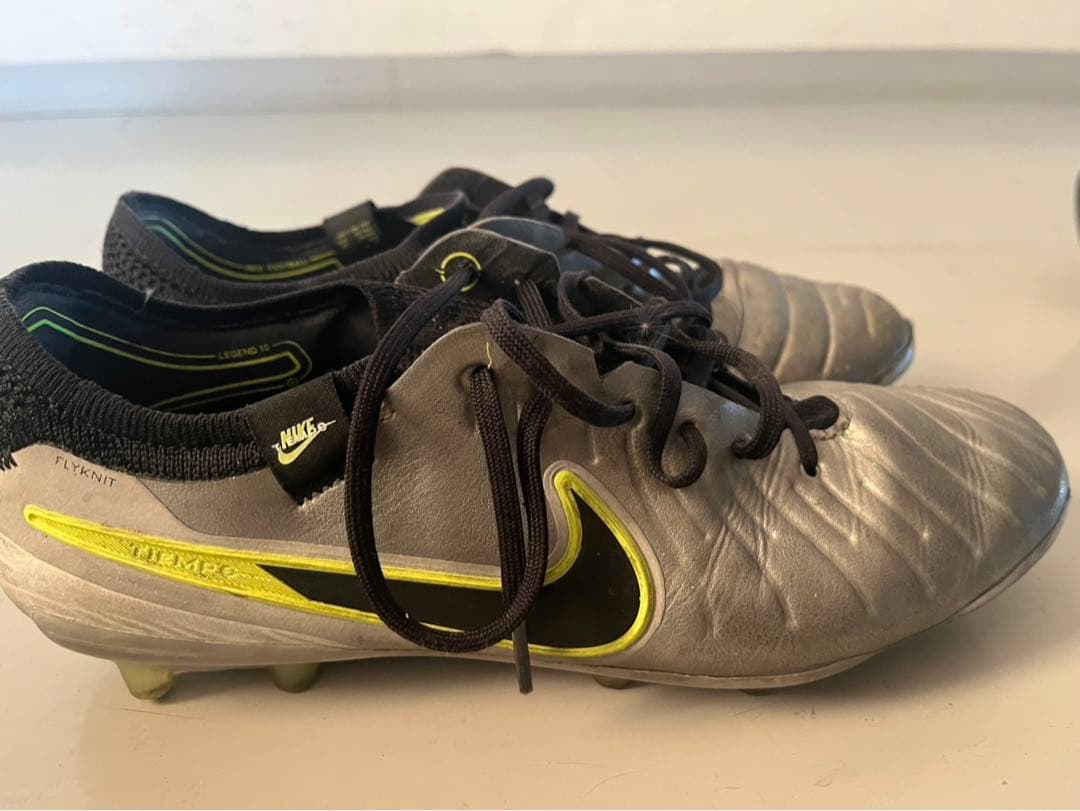 Nike Tiempo トップモデルシルバー/ブラック/イエロー