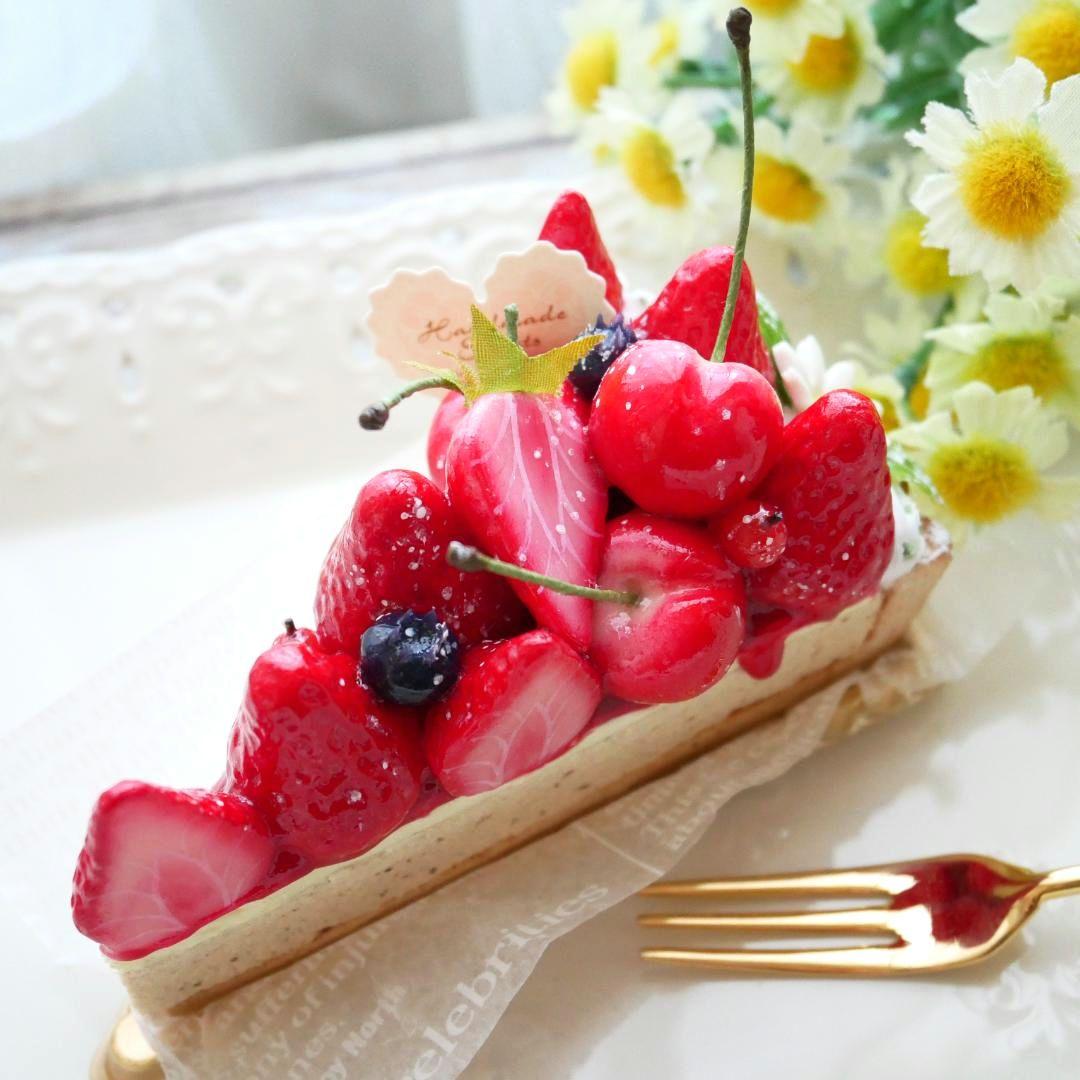 フェイクスイーツ◆贅沢♡苺とさくらんぼのホールカット型タルト◆リアルサイズケーキ