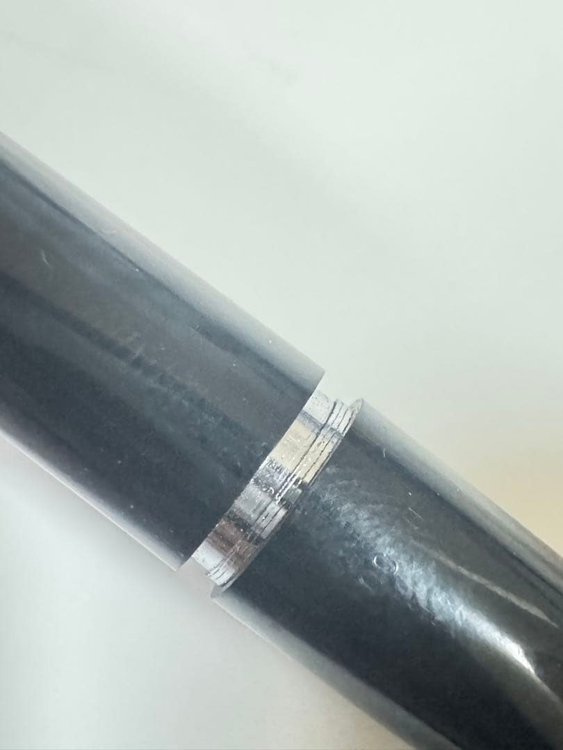 黒いキャップ式万年筆 18Kゴールド細字