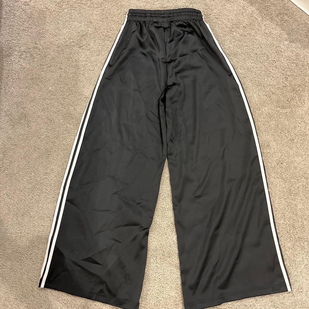 adidas ストライプ ブラックジャージパンツ