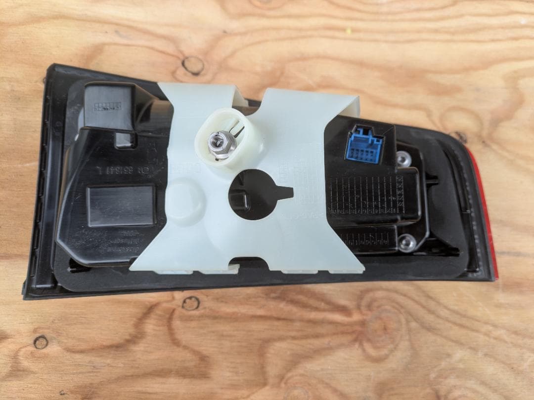 メルセデスベンツ　Ｘ２４７　ＧＬＢクラス　テールランプ フィニッシャーテール 左