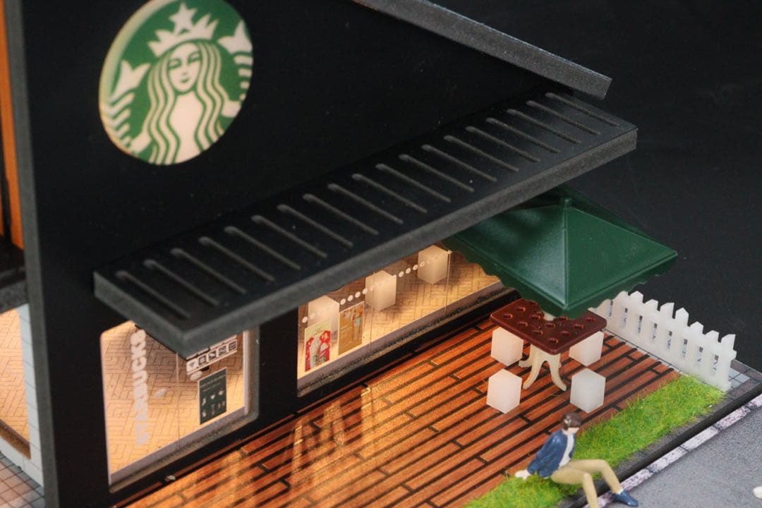 スターバックス ジオラマ 点灯 組立式　駐車場付き 1/64ミニカーガレージ