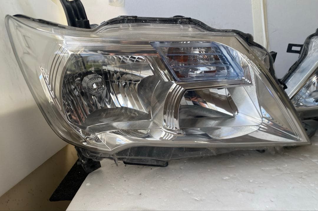 日産セレナ C26系 前期 純正ヘッドライト左右セットです。