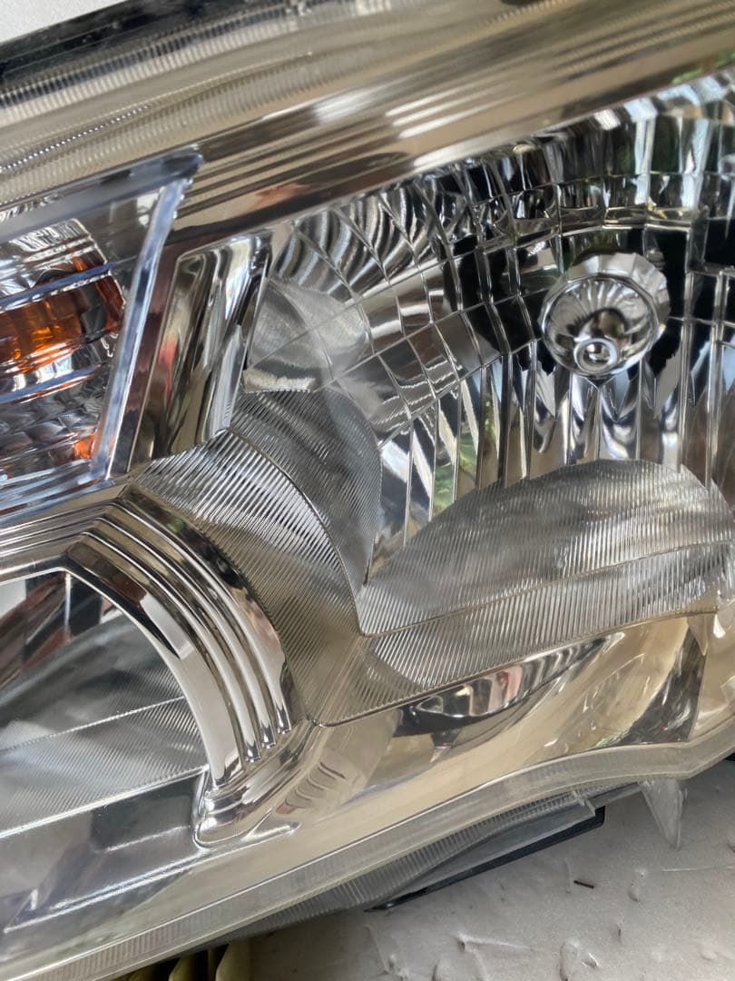 日産セレナ C26系 前期 純正ヘッドライト左右セットです。