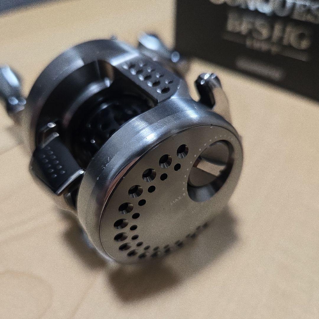 SHIMANO 17カルカッタコンクエストBFS HG（左） シマノ
