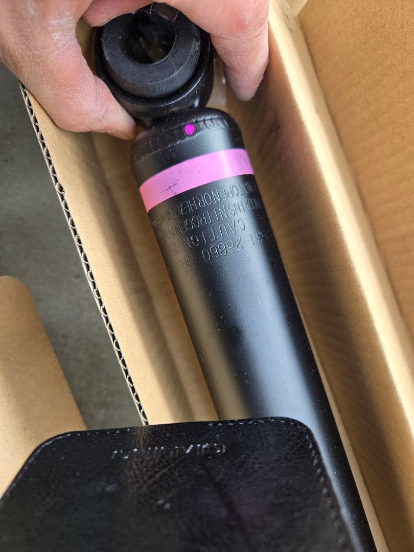 新車外し　ハイエース ワゴン　7型　200系　純正　ショック　その他