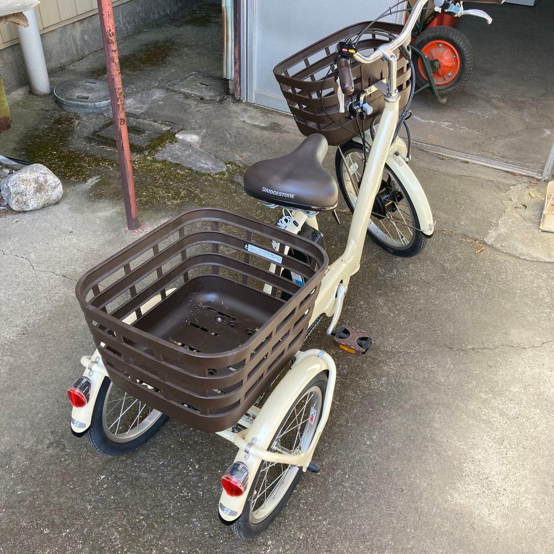 クリーム色 三輪電動アシスト自転車