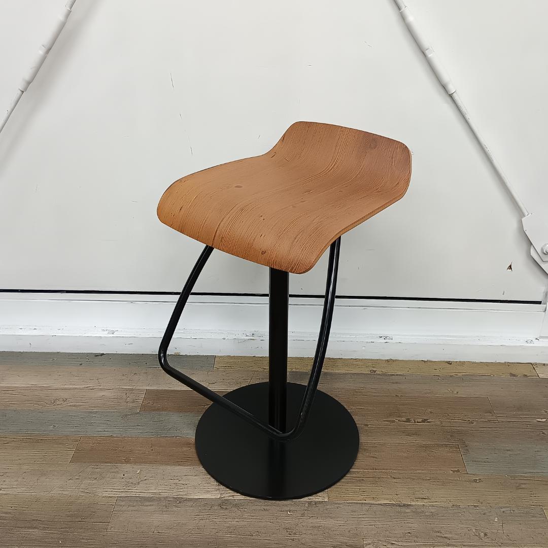 2018年製　オカムラ　メルチェ　カウンターチェア　昇降　回転　木目　ハイチェア