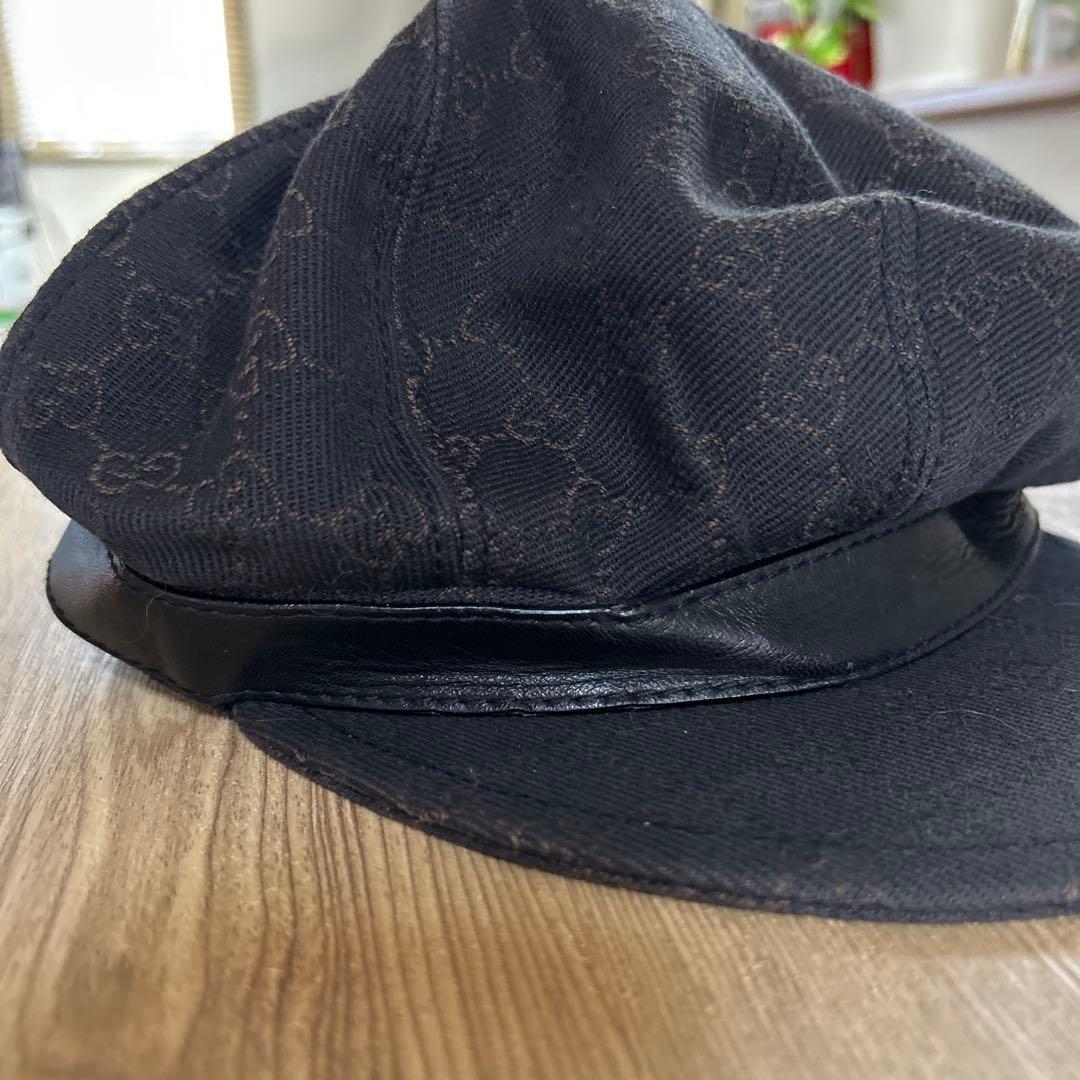 黒いロゴ入りバケットハット