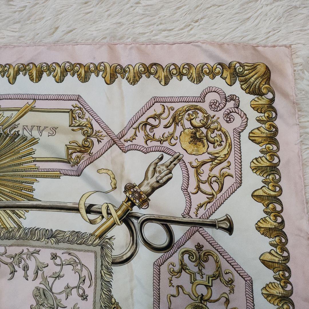 HERMES エルメスカレ90 白い馬に跨ったルイ14世 ピンクホワイト