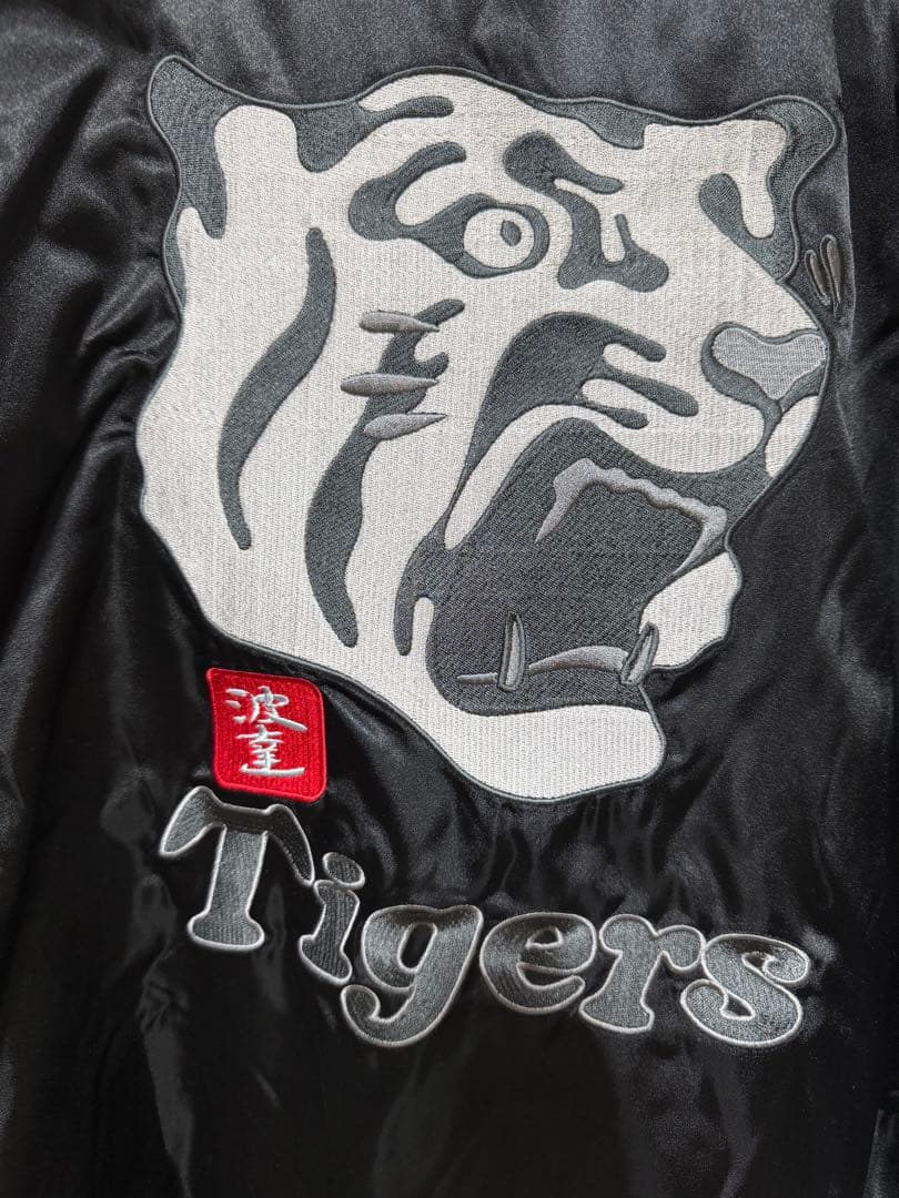 ゆ*い様 XL激レア！状態良好！背面ビッグ刺繍！波達x阪神タイガース 中綿スカジ