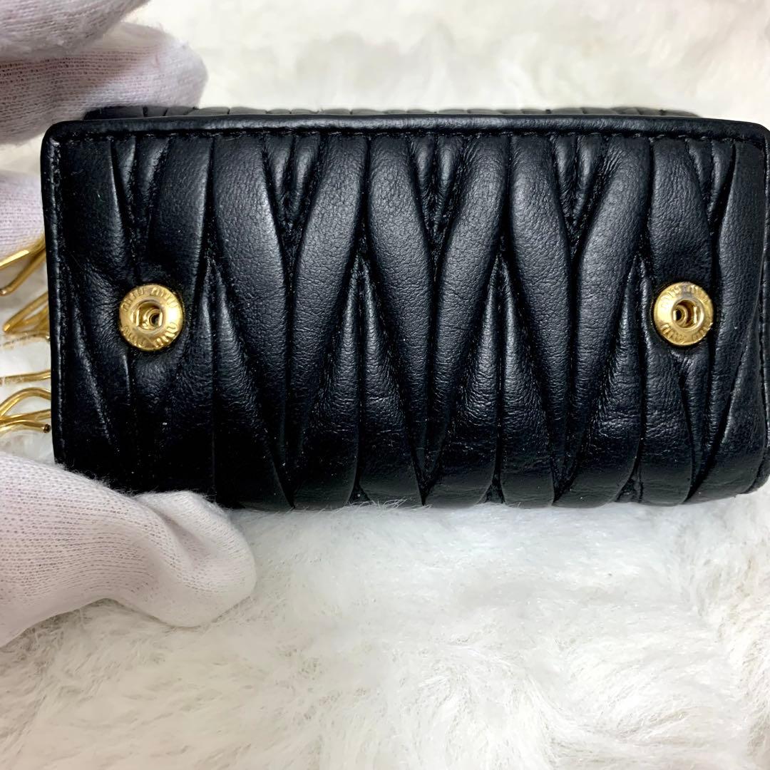 美品！MUI MUIミュウミュウ 6連キーケース　黒　レザー　ゴールド　箱付き