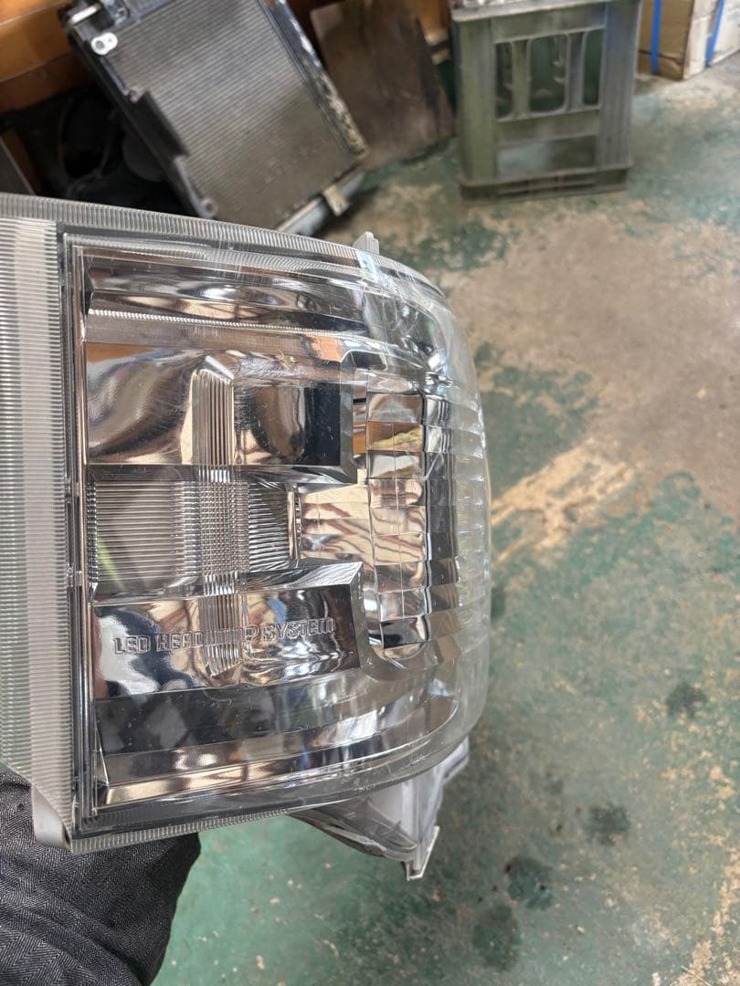KDH201 右ヘッドライト　ジャンク