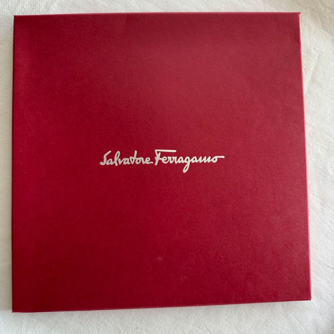 新品 未使用 フェラガモ シルクスカーフ 大判 90×90 ラグジュアリー