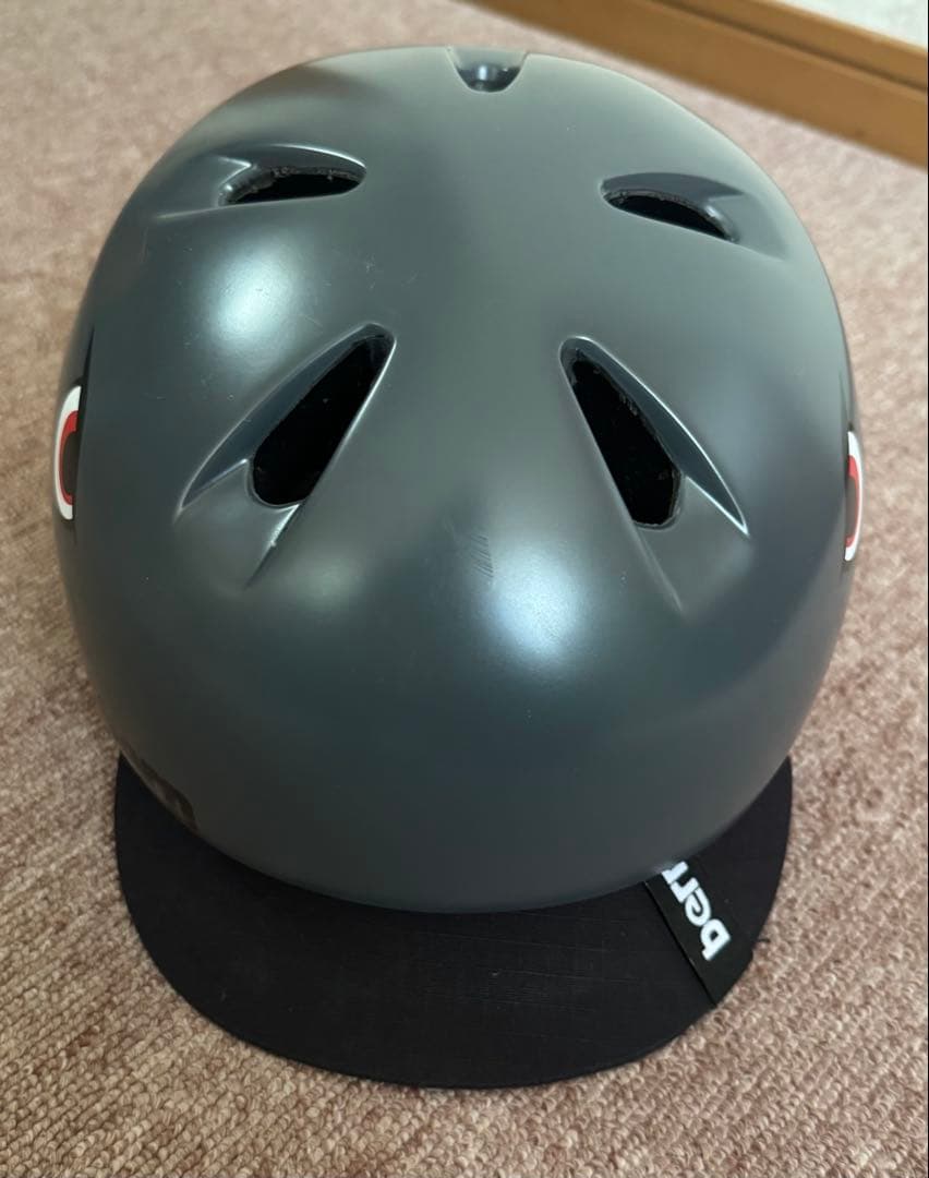 美品 bern バーン　XS-S 子供用ヘルメット スケボー サメ グレー