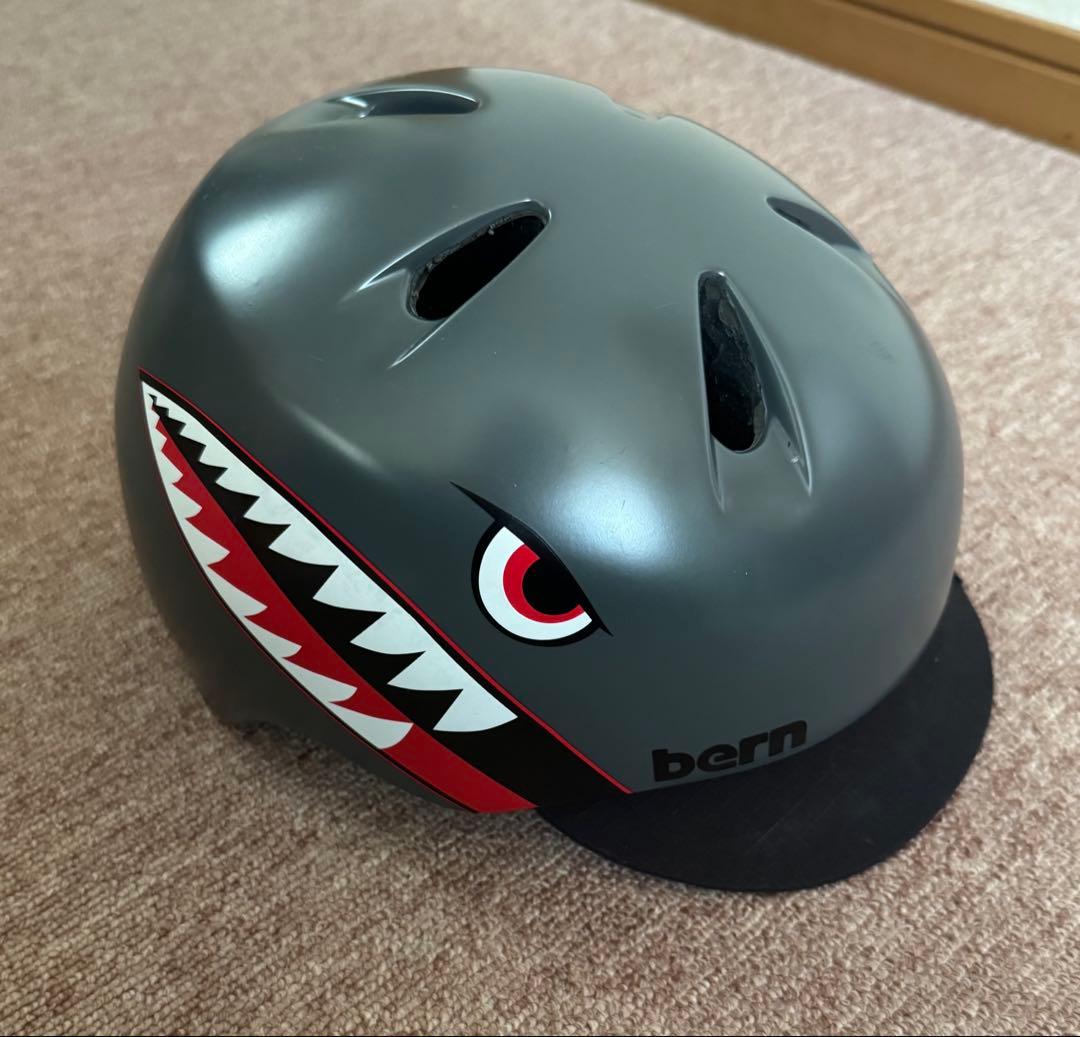 美品 bern バーン　XS-S 子供用ヘルメット スケボー サメ グレー
